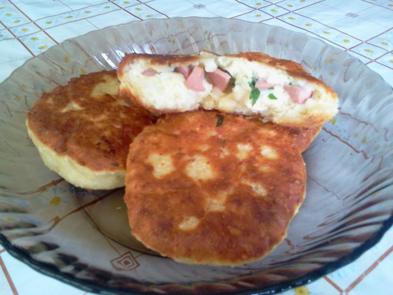 Оладьи с колбасой и сыром