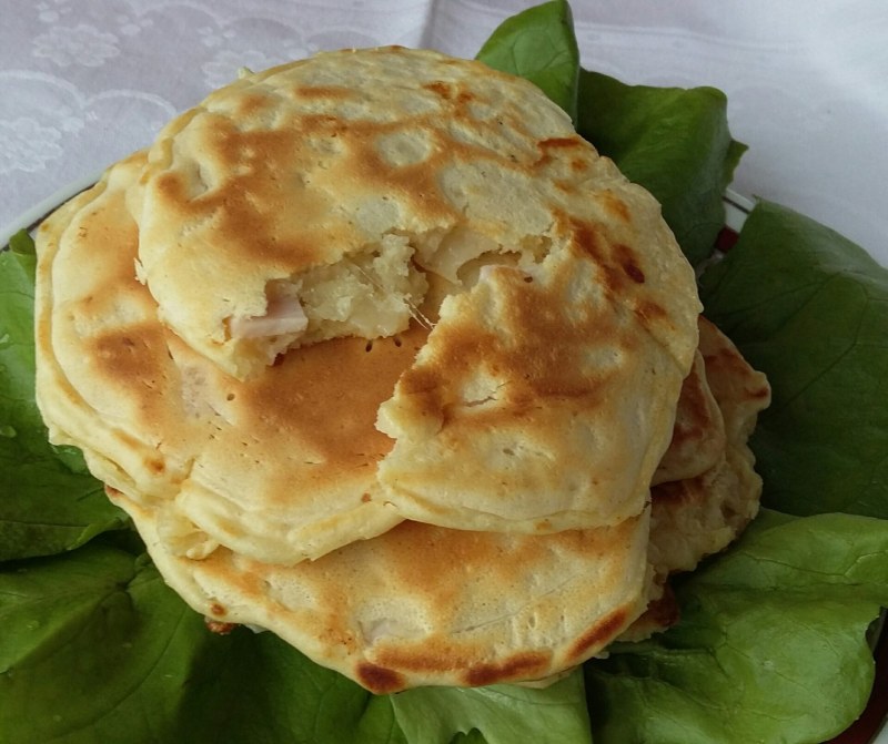 Сырные оладьи с ветчиной