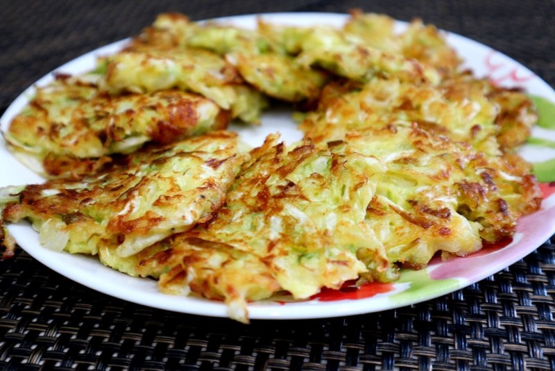Оладьи из кабачков с сыром и чесноком