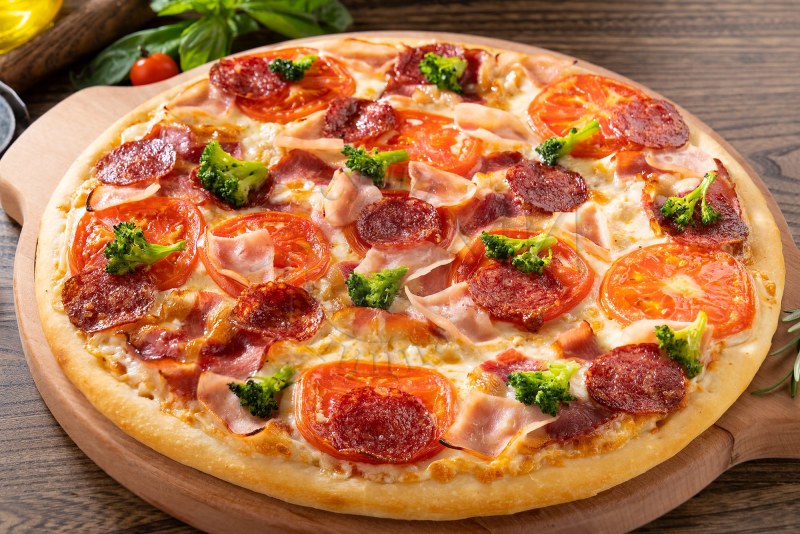 Пицца Гавайи с ветчиной и ананасами