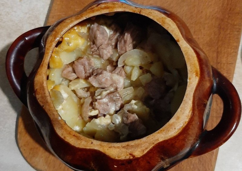 Жаркое из свинины с картошкой в горшочках в духовке