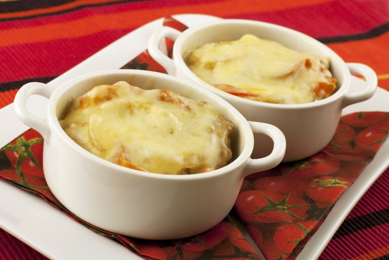 Мясо в горшочках с сыром