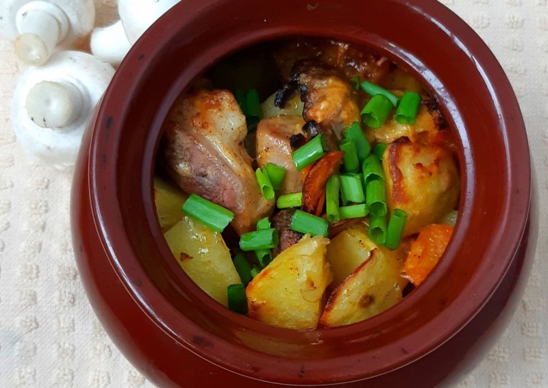 Чанахи в горшочках с мясом и грибами