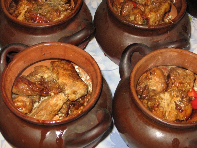 Мясо в горшочках