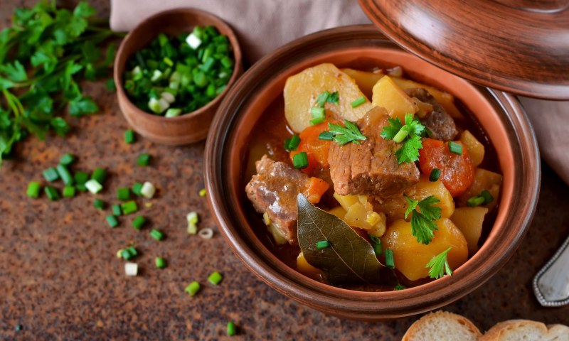 Мясо с овощами в горшочках