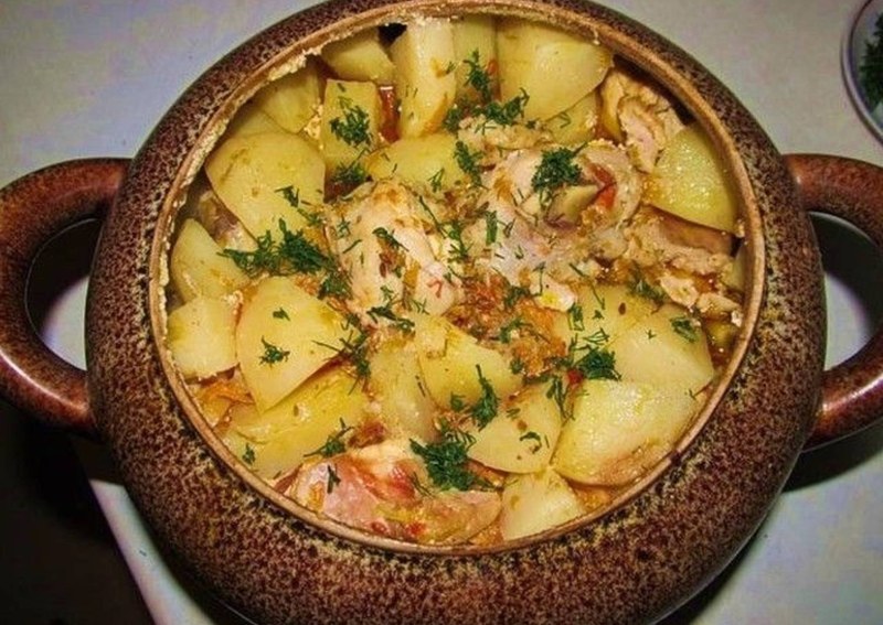 Говядина в горшочках с картошкой