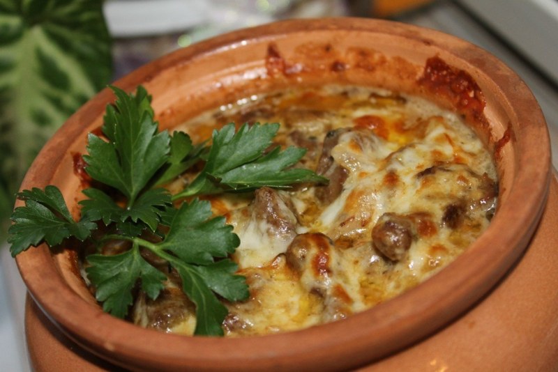 Картошка с грибами и мясом в горшочках