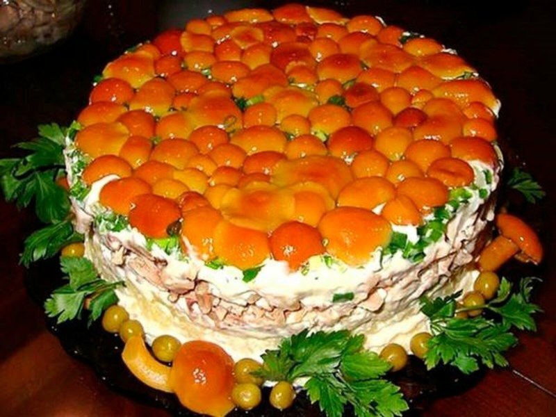 Салат Лесная Полянка с опятами