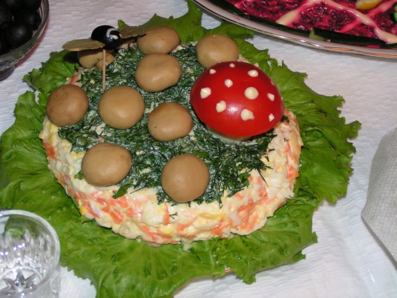 Салат украшенный грибочками