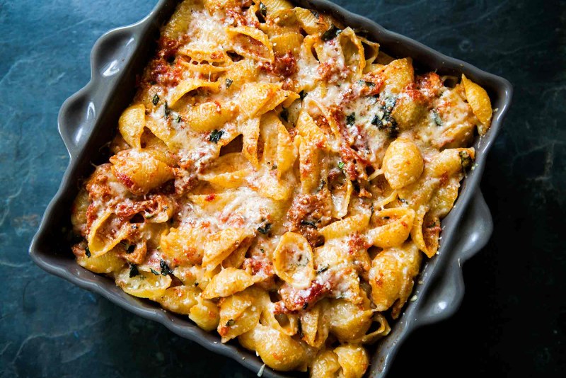 Запеканка из макарон с колбасой и сыром в духовке