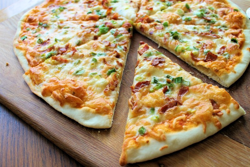Пицца с колбасой сыром и луком