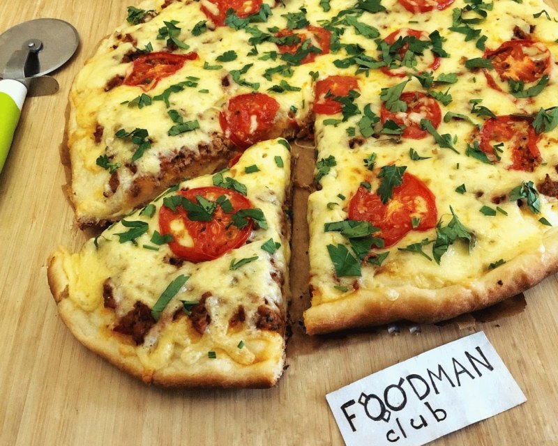 Пицца с рукколой и моцареллой