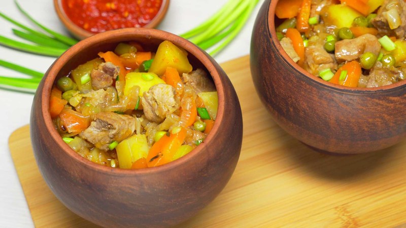 Жаркое из свинины с картошкой в горшочках