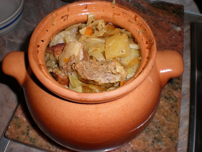 Мясо в горшочках