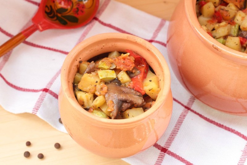Овощное рагу с мясом в горшочке
