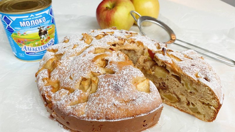 Шарлотка на сгущённом молоке