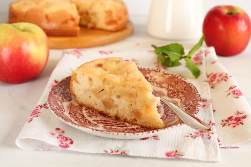 Шарлотка с яблоками на сметане