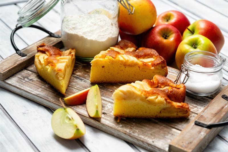 Красивая шарлотка с яблоками