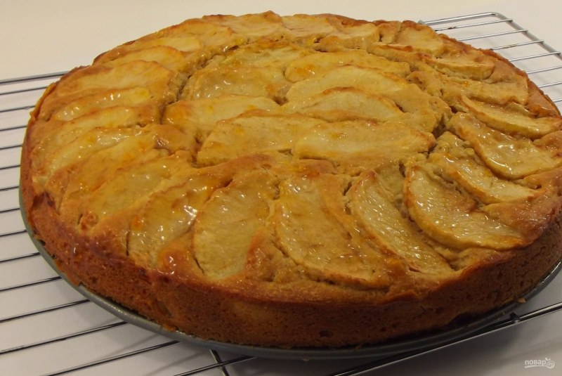 Шарлотка с яблоками на сметане