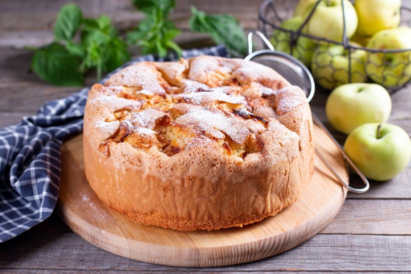 Шарлотка с яблоками классический