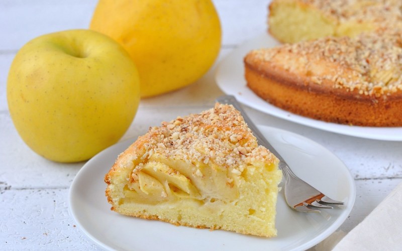 Пирог с яблоками и сметаной