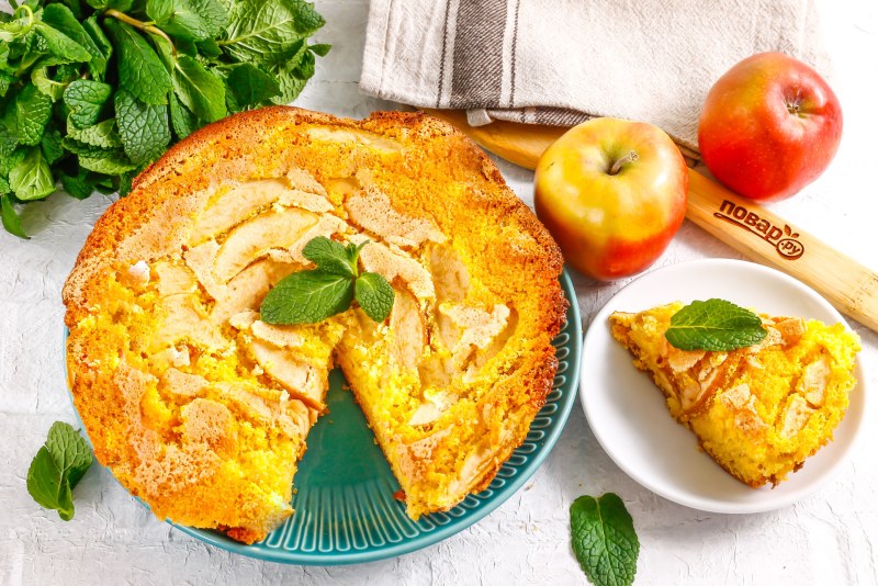 Шарлотка с кукурузной мукой