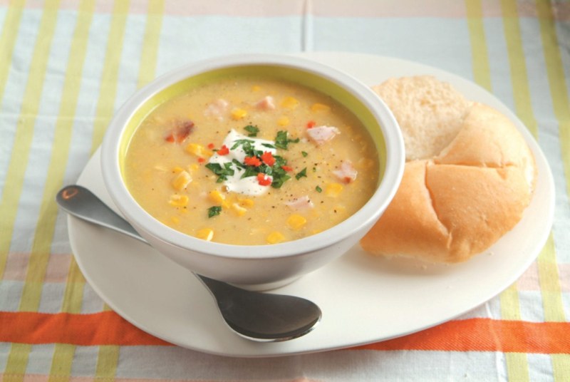 Сырный суп с копченой курицей и грибами