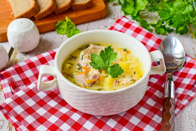 Суп с копченой курицей и плавленным сыром