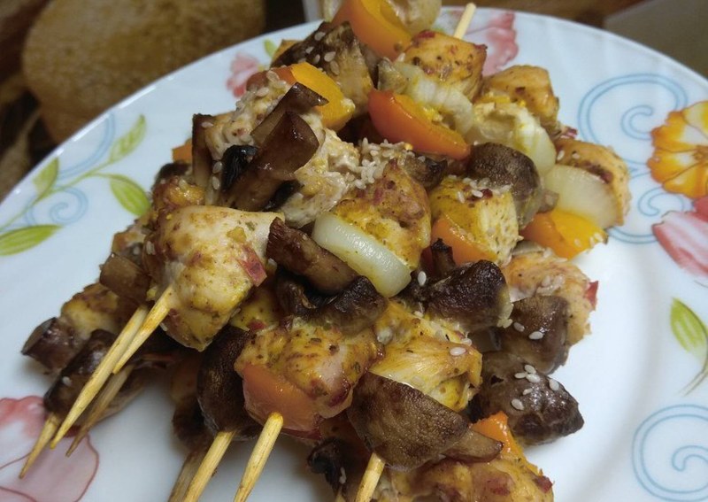 Шашлычки на шпажках в духовке из курицы
