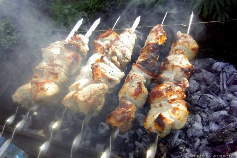 Куриные шашлычки на шпажках