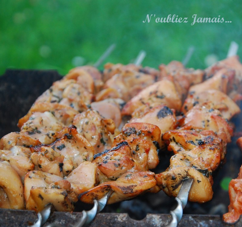 Шашлык из курицы и свинины на шпажках в духовке