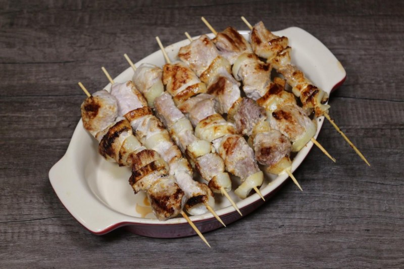 Шашлык на шпажках с овощами в духовке дома
