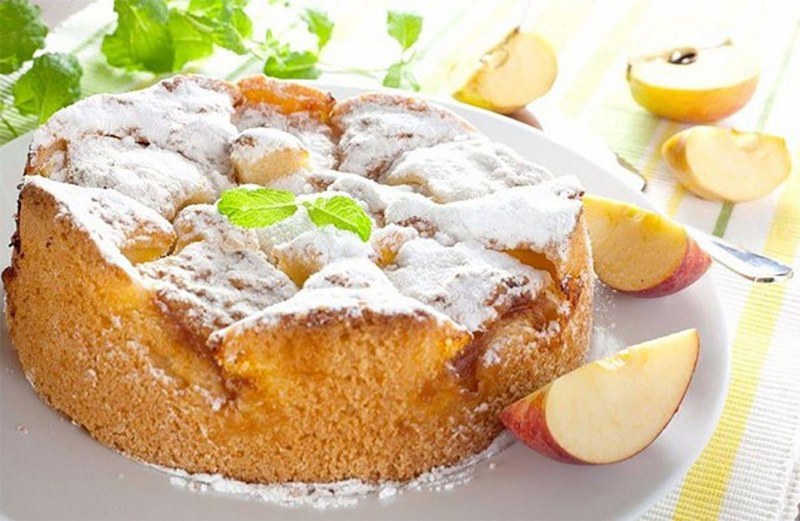 Ленивый пирог с яблоками в духовке