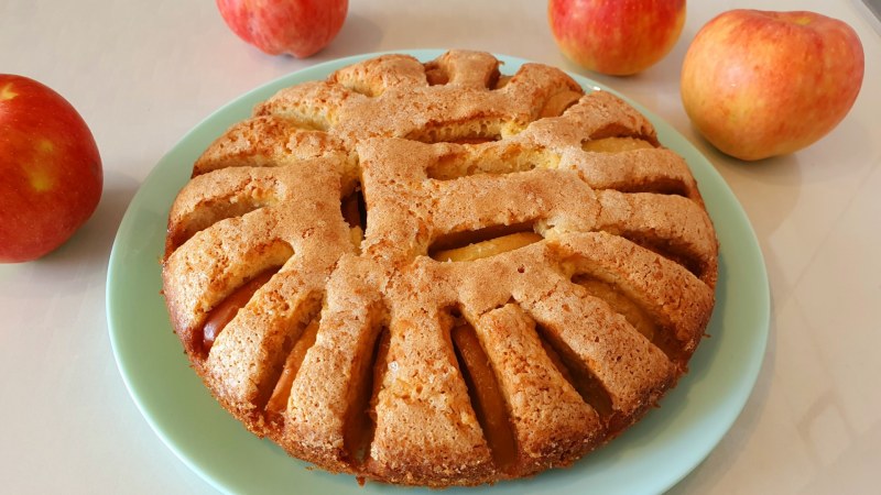 Шарлотка с яблоками в духовке