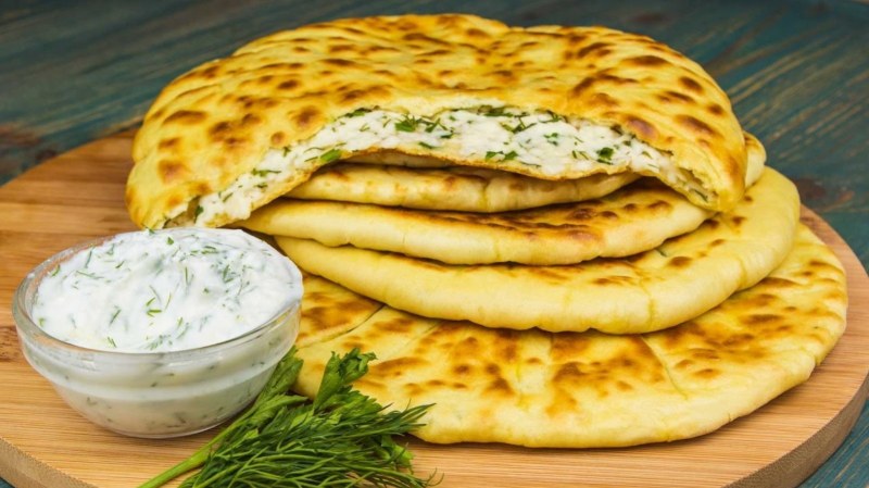 Творожная лепешка с яблоками на сковороде