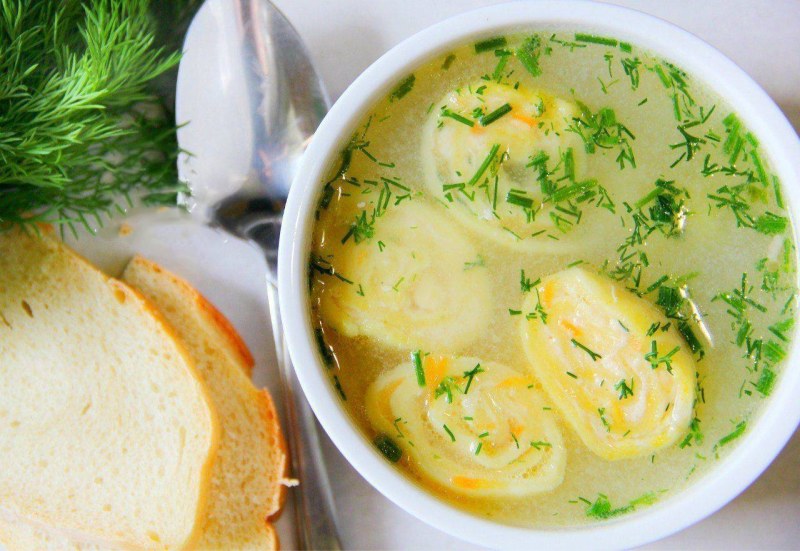 Куриный суп с чесночными рулетиками