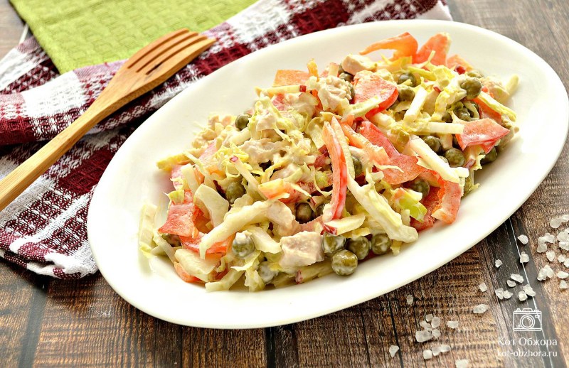 Салат цыпочка с курицей и горошком