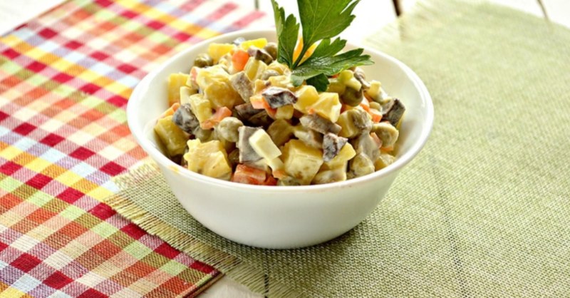 Салат картофельный с грибами