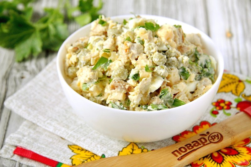 Салат с курицей и горошком и огурцом