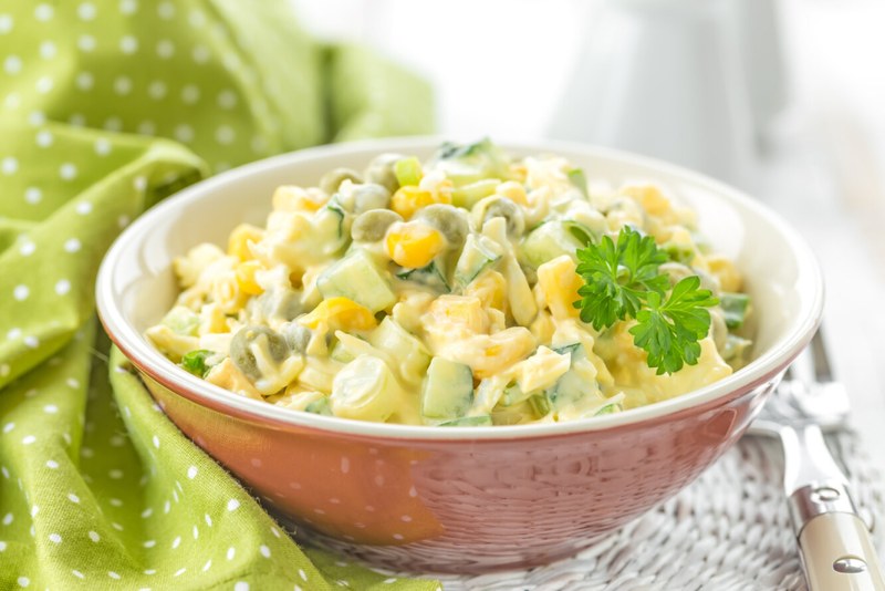 Салат с горохом и кукурузой