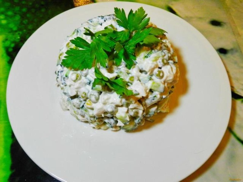 Салат с горошком консервированным и курицей