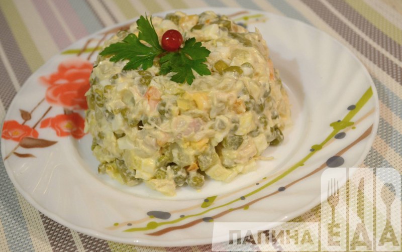 Салат с курицей и зеленым горошком
