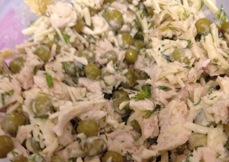 Салат с курицей и горошком и огурцом