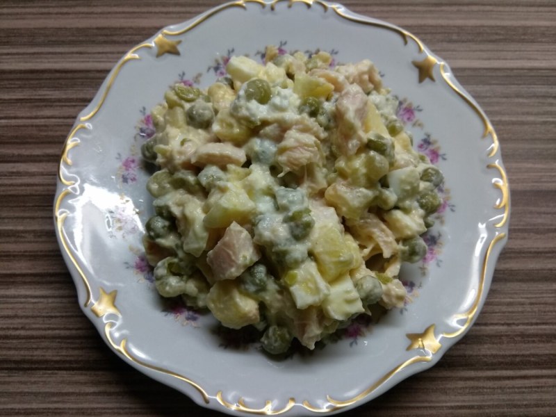 Салат с курицей и зеленым горошком