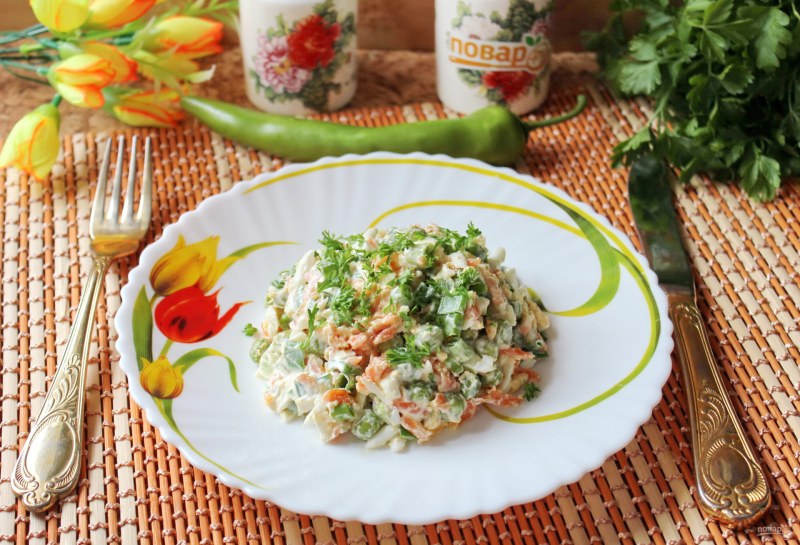 Салат с морковью и горошком