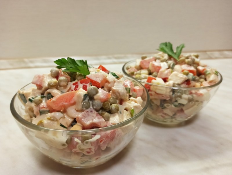 Салат с куриной грудкой, помидорами и зелёным горошком.