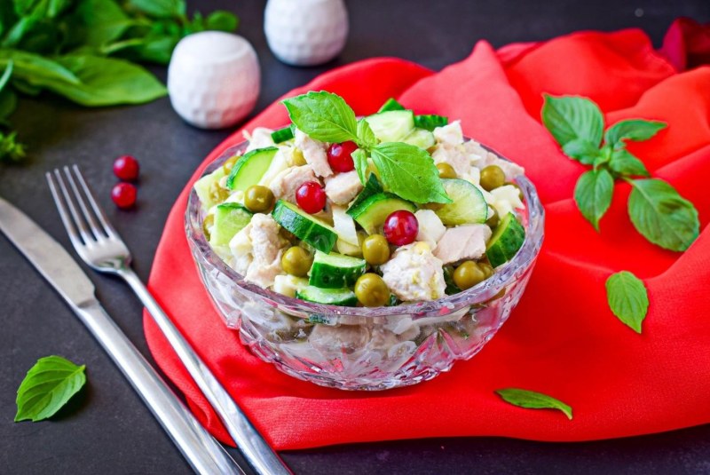 Салат с курицей и зеленым горошком