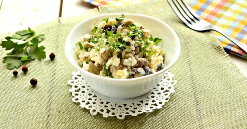 Салат с рисом и грибами