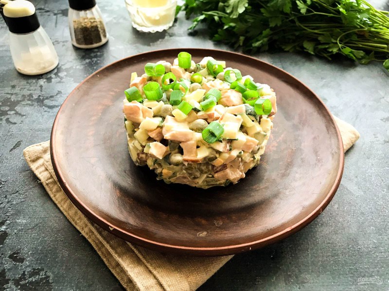 Салат с курицей и зеленым горошком