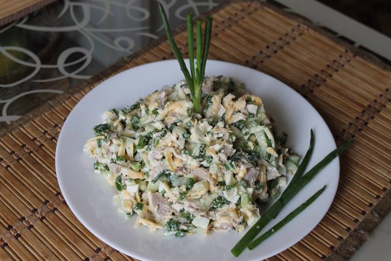 Салат с курицей и огурцами